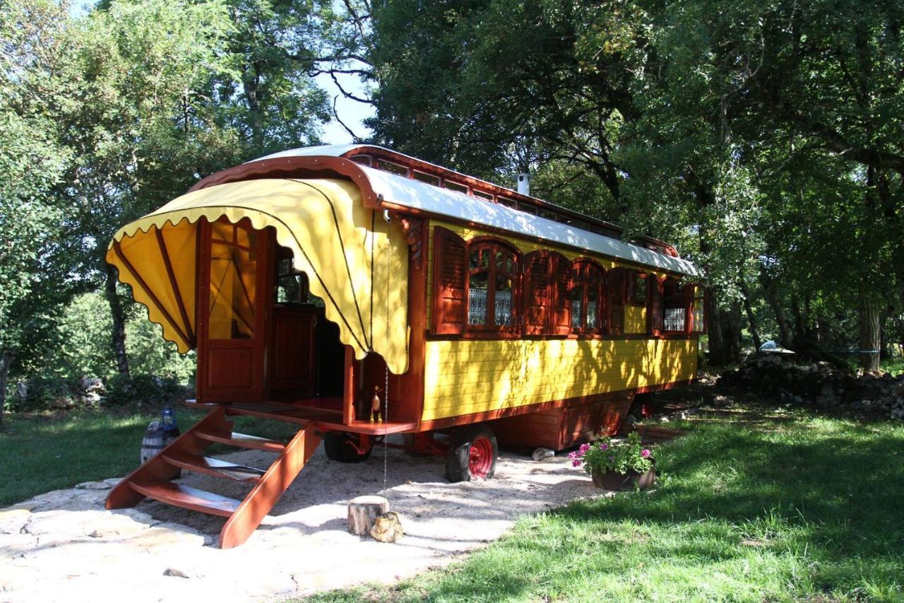 Bed and Breakfast Les Roulottes Du Lot Gramat Exterior foto