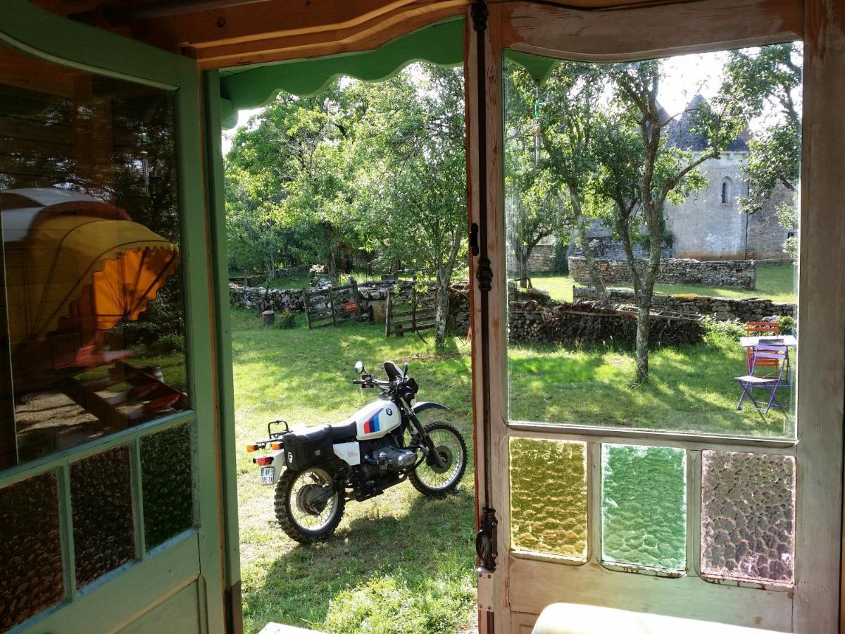 Bed and Breakfast Les Roulottes Du Lot Gramat Exterior foto