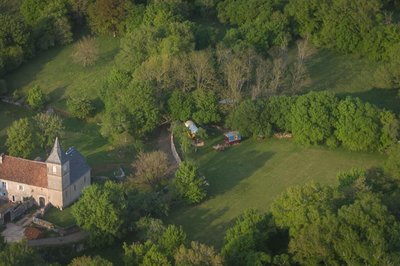 Bed and Breakfast Les Roulottes Du Lot Gramat Exterior foto