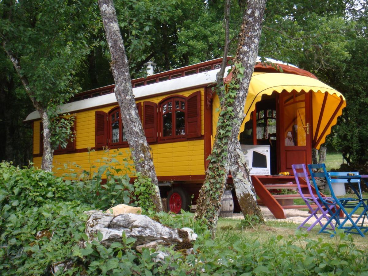Bed and Breakfast Les Roulottes Du Lot Gramat Exterior foto